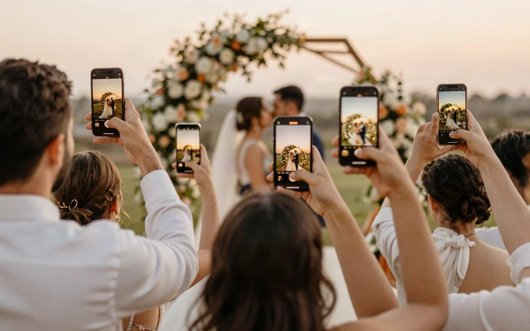 Invit&eacute;e partageant ses photos de mariage depuis son t&eacute;l&eacute;phone